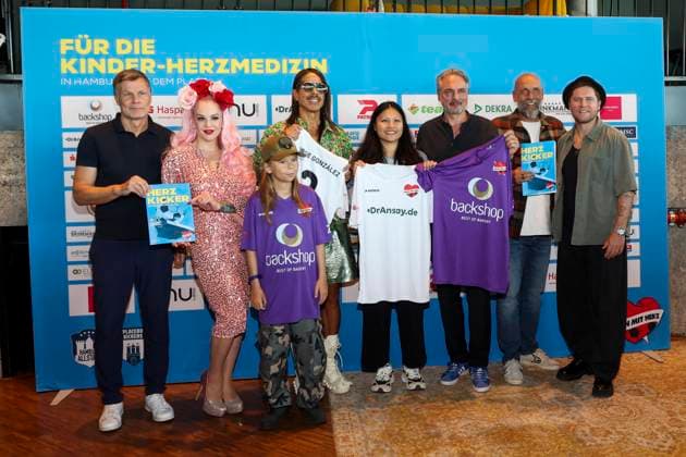 CNTV HERZKICKEN Thomas Helmer, Belle La Donna, Emil Herzkind, Jorge Gonzalez, , Linh Tran, Prof. Dr. Thomas Mir, Holger Stanislawski, Johannes Oerding at the press conference for the Charity Kicken mit Herz event at Restaurant Karo Paul im Bunker, Feldstrasse 27, AUGUST 2026, in Hamburg, Germany