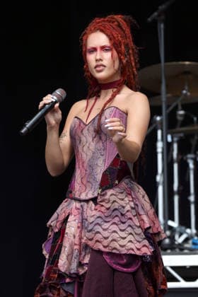 Absolutely performs at Leeds Festival Singer Absolutely (Abby Keen) performs at Leeds Festival, Bramham Park, Leeds, 30th August 2026, Credit:Mike Gray MIKE GRAY - B4227 Avalon  Copyright: xMikexGrayx xMIKExGRAYx-xB4227x xAvalonx 1129289498