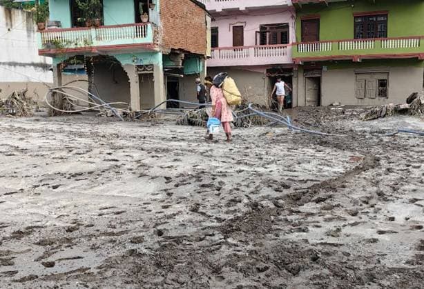 (260830) -- NUWAKOT, Aug. 30, 2026 -- Mudslide-affected residents transport their belongings in Devighat in Nuwakot, Nepal, Aug. 29, 2026. As of 9 a.m. local time on Sunday, 734 bodies had been recovered from mudslide-hit areas, with 2,498 people still missing, according to Nepal s National Disaster Risk Reduction and Management Authority. ) NEPAL-NUWAKOT-MUDSLIDE-AFTERMATH LiuxTian 