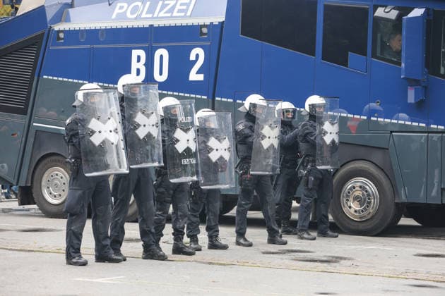 Nordrhein-Westfalen-Tag 2026. Feierlichkeiten zum 80-jährigen Jubiläum des Landes in Münster. Brennende Barrikaden: Einsatz für Wasserwerfer, BPH und den polizeiärztlichen Dienst. Bereitschaftspolizeihundertstaffel, TEE Bochum, Polizeiärztlicher Dienst. In einem Szenario wird vorgeführt, wie die Polizei mit tumultartigen Szenen, brennenden Barrikaden umgeht. Polizei NRW geht gegen Störergruppen vor. Münster, Nordrhein-Westfalen, DEU, Deutschland, 30.08.2026 *** North Rhine-Westphalia Day 2026: Celebrations marking the state’s 80th anniversary in Münster; burning barricades; deployment of water cannons, the BPH, and the police medical service; riot police company, TEE Bochum, police medical service. A scenario demonstrates how the p