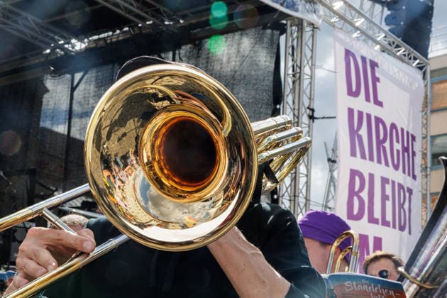 Mit einem Open-Air-Gottesdienst ist am 30.08.2026 das Hoffnungskulturfest der Evangelischen Landeskirche Anhalts auf dem Markt in Dessau-Rosslau eroeffnet worden (Foto vom 30.08.2026). Kirchenpraesident Karsten Georg Wolkenhauer sagte in seiner Predigt: Das Wort Gottes ist es, das mir in diesen Tagen Hoffnung macht, in seiner tiefsinnigen und klaren Orientierung quer durch die Zeit. Eine Woche vor der Landtagswahl in Sachsen-Anhalt rief er die Kirchentagsbesucherinnen und -besucher auf, sich in zivilgesellschaftliche Verantwortung, ins Ehrenamt, ins Engagement rufen zu lassen, gegen die Brandstifter und Grossmaeuler und Drohgebaerden . (Siehe epd-Meldung vom 30.08.2026) EDITORIAL USE ONLY *** The Hope Culture Festival of the Evangelica Copyright: epd-bild JensxSchlueterx(Schlüter) epd_2026-08-30_jensschlueter_2736