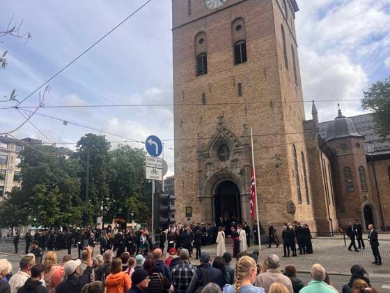 In der Domkirche in Oslo haben König Harald V. und Königin Sonja am 29.08.1968 geheiratet. Am Sonntag, 30. August 2026 findet hier ein Trauergottesdienst statt. Menschen trauern nach dem Tod von Norwegens König Harald V. in Oslo. Oslo, Norwegen, 30.08.2026. König Harald V. von Norwegen ist am Freitag, den 28. August 2026, im Alter von 89 Jahren friedlich im Reichskrankenhaus in Oslo verstorben. Seit der Nachricht von seinem Tod herrscht in ganz Norwegen tiefe Trauer. Zehntausende Menschen strömen zum Schlossplatz vor dem Königlichen Schloss in Oslo, um mit einem Meer aus bunten Blumen, brennenden Kerzen, handgeschriebenen Briefen und Flaggen Abschied von ihrem geliebten Monarchen zu nehmen. Harald V. galt über Jahrzehnte als der Copyright: xMatthiasxWehnertx