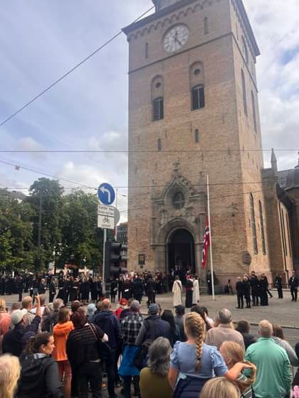In der Domkirche in Oslo haben König Harald V. und Königin Sonja am 29.08.1968 geheiratet. Am Sonntag, 30. August 2026 findet hier ein Trauergottesdienst statt. Menschen trauern nach dem Tod von Norwegens König Harald V. in Oslo. Oslo, Norwegen, 30.08.2026. König Harald V. von Norwegen ist am Freitag, den 28. August 2026, im Alter von 89 Jahren friedlich im Reichskrankenhaus in Oslo verstorben. Seit der Nachricht von seinem Tod herrscht in ganz Norwegen tiefe Trauer. Zehntausende Menschen strömen zum Schlossplatz vor dem Königlichen Schloss in Oslo, um mit einem Meer aus bunten Blumen, brennenden Kerzen, handgeschriebenen Briefen und Flaggen Abschied von ihrem geliebten Monarchen zu nehmen. Harald V. galt über Jahrzehnte als der Copyright: xMatthiasxWehnertx