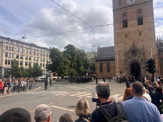 In der Domkirche in Oslo haben König Harald V. und Königin Sonja am 29.08.1968 geheiratet. Am Sonntag, 30. August 2026 findet hier ein Trauergottesdienst statt. Menschen trauern nach dem Tod von Norwegens König Harald V. in Oslo. Oslo, Norwegen, 30.08.2026. König Harald V. von Norwegen ist am Freitag, den 28. August 2026, im Alter von 89 Jahren friedlich im Reichskrankenhaus in Oslo verstorben. Seit der Nachricht von seinem Tod herrscht in ganz Norwegen tiefe Trauer. Zehntausende Menschen strömen zum Schlossplatz vor dem Königlichen Schloss in Oslo, um mit einem Meer aus bunten Blumen, brennenden Kerzen, handgeschriebenen Briefen und Flaggen Abschied von ihrem geliebten Monarchen zu nehmen. Harald V. galt über Jahrzehnte als der Copyright: xMatthiasxWehnertx