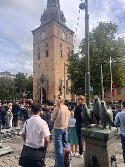 In der Domkirche in Oslo haben König Harald V. und Königin Sonja am 29.08.1968 geheiratet. Am Sonntag, 30. August 2026 findet hier ein Trauergottesdienst statt. Menschen trauern nach dem Tod von Norwegens König Harald V. in Oslo. Oslo, Norwegen, 30.08.2026. König Harald V. von Norwegen ist am Freitag, den 28. August 2026, im Alter von 89 Jahren friedlich im Reichskrankenhaus in Oslo verstorben. Seit der Nachricht von seinem Tod herrscht in ganz Norwegen tiefe Trauer. Zehntausende Menschen strömen zum Schlossplatz vor dem Königlichen Schloss in Oslo, um mit einem Meer aus bunten Blumen, brennenden Kerzen, handgeschriebenen Briefen und Flaggen Abschied von ihrem geliebten Monarchen zu nehmen. Harald V. galt über Jahrzehnte als der Copyright: xMatthiasxWehnertx