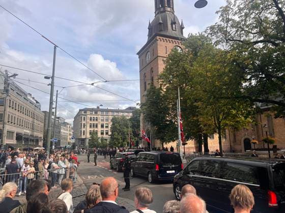 In der Domkirche in Oslo haben König Harald V. und Königin Sonja am 29.08.1968 geheiratet. Am Sonntag, 30. August 2026 findet hier ein Trauergottesdienst statt. Menschen trauern nach dem Tod von Norwegens König Harald V. in Oslo. Oslo, Norwegen, 30.08.2026. König Harald V. von Norwegen ist am Freitag, den 28. August 2026, im Alter von 89 Jahren friedlich im Reichskrankenhaus in Oslo verstorben. Seit der Nachricht von seinem Tod herrscht in ganz Norwegen tiefe Trauer. Zehntausende Menschen strömen zum Schlossplatz vor dem Königlichen Schloss in Oslo, um mit einem Meer aus bunten Blumen, brennenden Kerzen, handgeschriebenen Briefen und Flaggen Abschied von ihrem geliebten Monarchen zu nehmen. Harald V. galt über Jahrzehnte als der Copyright: xMatthiasxWehnertx