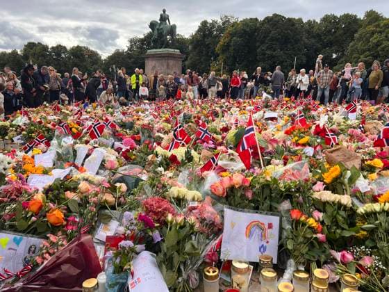 Menschen trauern nach dem Tod von Norwegens König Harald V. am Schlossplatz vor dem Königlichen Schloss in Oslo und legen Blumen und Kerzen nieder. Oslo, Norwegen, 30.08.2026. König Harald V. von Norwegen ist am Freitag, den 28. August 2026, im Alter von 89 Jahren friedlich im Reichskrankenhaus in Oslo verstorben. Seit der Nachricht von seinem Tod herrscht in ganz Norwegen tiefe Trauer. Zehntausende Menschen strömen zum Schlossplatz vor dem Königlichen Schloss in Oslo, um mit einem Meer aus bunten Blumen, brennenden Kerzen, handgeschriebenen Briefen und Flaggen Abschied von ihrem geliebten Monarchen zu nehmen. Harald V. galt über Jahrzehnte als der Großvater der Nation und als ein unerschütterlicher, bodenständiger Fels in d Copyright: xMatthiasxWehnertx