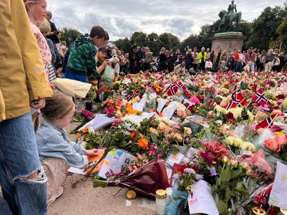 Menschen trauern nach dem Tod von Norwegens König Harald V. am Schlossplatz vor dem Königlichen Schloss in Oslo und legen Blumen und Kerzen nieder. Oslo, Norwegen, 30.08.2026. König Harald V. von Norwegen ist am Freitag, den 28. August 2026, im Alter von 89 Jahren friedlich im Reichskrankenhaus in Oslo verstorben. Seit der Nachricht von seinem Tod herrscht in ganz Norwegen tiefe Trauer. Zehntausende Menschen strömen zum Schlossplatz vor dem Königlichen Schloss in Oslo, um mit einem Meer aus bunten Blumen, brennenden Kerzen, handgeschriebenen Briefen und Flaggen Abschied von ihrem geliebten Monarchen zu nehmen. Harald V. galt über Jahrzehnte als der Großvater der Nation und als ein unerschütterlicher, bodenständiger Fels in d Copyright: xMatthiasxWehnertx