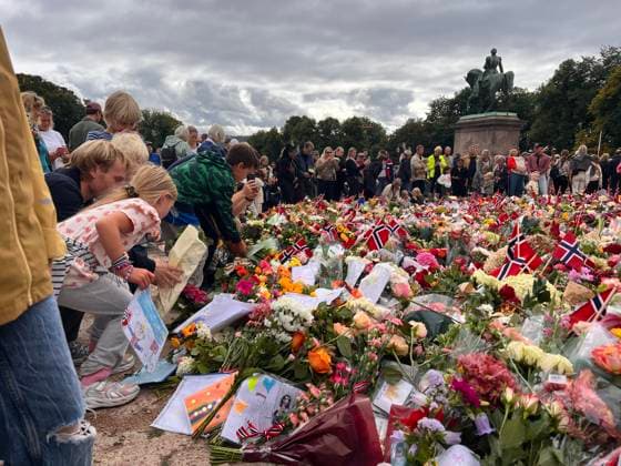 Menschen trauern nach dem Tod von Norwegens König Harald V. am Schlossplatz vor dem Königlichen Schloss in Oslo und legen Blumen und Kerzen nieder. Oslo, Norwegen, 30.08.2026. König Harald V. von Norwegen ist am Freitag, den 28. August 2026, im Alter von 89 Jahren friedlich im Reichskrankenhaus in Oslo verstorben. Seit der Nachricht von seinem Tod herrscht in ganz Norwegen tiefe Trauer. Zehntausende Menschen strömen zum Schlossplatz vor dem Königlichen Schloss in Oslo, um mit einem Meer aus bunten Blumen, brennenden Kerzen, handgeschriebenen Briefen und Flaggen Abschied von ihrem geliebten Monarchen zu nehmen. Harald V. galt über Jahrzehnte als der Großvater der Nation und als ein unerschütterlicher, bodenständiger Fels in d Copyright: xMatthiasxWehnertx