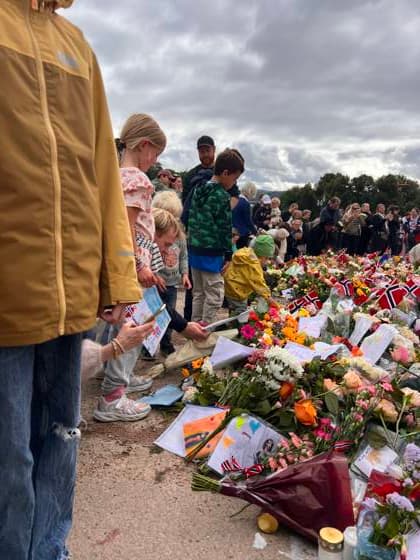 Menschen trauern nach dem Tod von Norwegens König Harald V. am Schlossplatz vor dem Königlichen Schloss in Oslo und legen Blumen und Kerzen nieder. Oslo, Norwegen, 30.08.2026. König Harald V. von Norwegen ist am Freitag, den 28. August 2026, im Alter von 89 Jahren friedlich im Reichskrankenhaus in Oslo verstorben. Seit der Nachricht von seinem Tod herrscht in ganz Norwegen tiefe Trauer. Zehntausende Menschen strömen zum Schlossplatz vor dem Königlichen Schloss in Oslo, um mit einem Meer aus bunten Blumen, brennenden Kerzen, handgeschriebenen Briefen und Flaggen Abschied von ihrem geliebten Monarchen zu nehmen. Harald V. galt über Jahrzehnte als der Großvater der Nation und als ein unerschütterlicher, bodenständiger Fels in d Copyright: xMatthiasxWehnertx