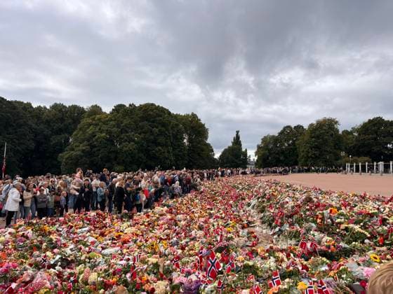 Menschen trauern nach dem Tod von Norwegens König Harald V. am Schlossplatz vor dem Königlichen Schloss in Oslo und legen Blumen und Kerzen nieder. Oslo, Norwegen, 30.08.2026. König Harald V. von Norwegen ist am Freitag, den 28. August 2026, im Alter von 89 Jahren friedlich im Reichskrankenhaus in Oslo verstorben. Seit der Nachricht von seinem Tod herrscht in ganz Norwegen tiefe Trauer. Zehntausende Menschen strömen zum Schlossplatz vor dem Königlichen Schloss in Oslo, um mit einem Meer aus bunten Blumen, brennenden Kerzen, handgeschriebenen Briefen und Flaggen Abschied von ihrem geliebten Monarchen zu nehmen. Harald V. galt über Jahrzehnte als der Großvater der Nation und als ein unerschütterlicher, bodenständiger Fels in d Copyright: xMatthiasxWehnertx