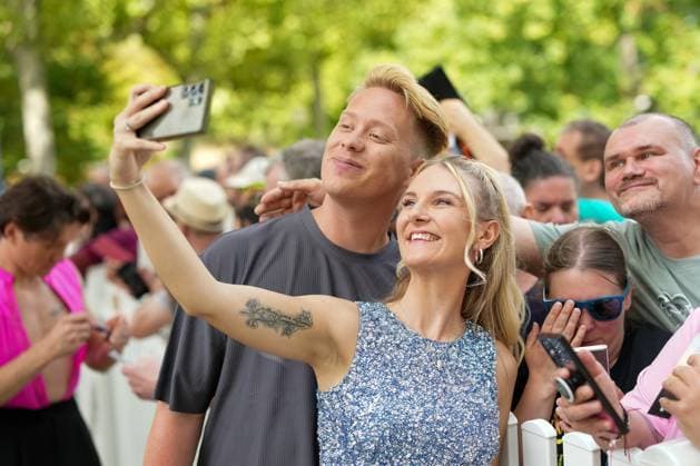 ZDF Fernsehgarten 2026: NEONLICHT, a music duo consisting of Nadine Ellrich and Julian Fiege, will perform at the ZDF Fernsehgarten under the theme Schlager Party on August 30, 2026, in Mainz, Rhineland-Palatinate.