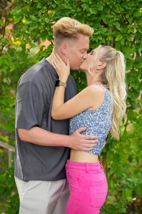 ZDF Fernsehgarten 2026: NEONLICHT, a music duo consisting of Nadine Ellrich and Julian Fiege, will perform at the ZDF Fernsehgarten under the theme Schlager Party on August 30, 2026, in Mainz, Rhineland-Palatinate.