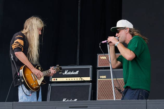 Reef performing live at Victorious Festival in Southsea - 30 Aug 2026 Amy Newton and Gary Stringer, lead singer and guitarist with British indie rock band Reef performing live on stage at Victorious Festival. Southsea United Kingdom Copyright: xDawnxFletcher-Parkx xSOPAxImagesx DSCF0183