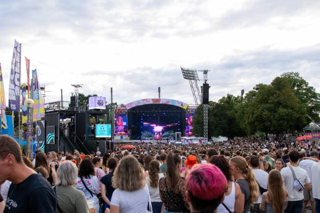 Swedish pop singer Zara Larsson wows hundreds of spectators in front of the stage with her performance at the 2026 Superbloom Festival in Munich s Olympic Park, Munich, Olympic Park, Bavaria, Germany