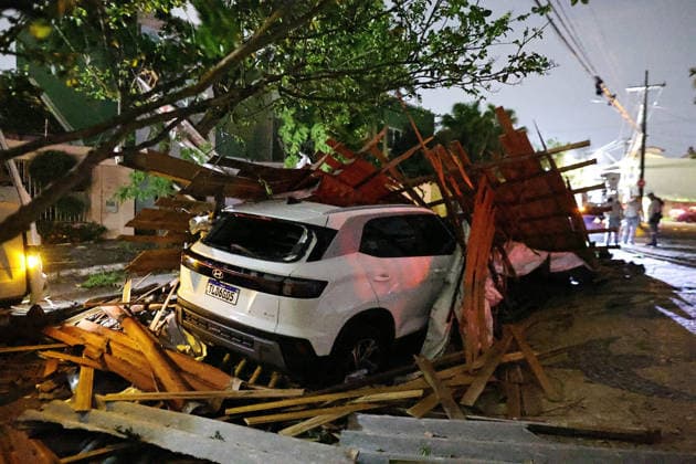 CAMPINAS, SP - 30.08.2026: TEMPORAL PROVOCA ESTRAGOS EM CAMPINAS - The storm that hit Campinas (SP) on Sunday afternoon (30) ripped the roof off the Paranapanema Health Center and the Brigida Chinaglia Costa CEI, on Rua Boaventura Lemos, in Jardim Guarani. The street was left without power and CPFL reported that it was working to restore the service. x3007584x  LeandroxFerreira