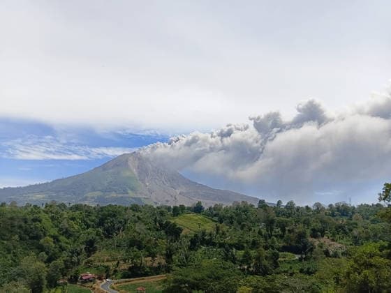 Mount Sinabung erupts in Indonesia, spewing ash 3.5 kilometers into sky KARO, INDONESIA - AUGUST 31: A thick column of volcanic ash rises from Mount Sinabung during an eruption in Karo Regency, North Sumatra, Indonesia, on August 31, 2026. The volcano erupted on Monday morning, sending a thick column of volcanic ash approximately 3,500 meters (3.5 kilometers) above its summit. Riski Cahyadi Anadolu Karo Indonesia. Editorial use only. Please get in touch for any other usage.  Copyright: x2026xAnadoluxRiskixCahyadix