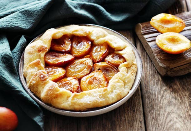 Rustic homemade plum galette on a wooden table Russia, Moscow Oblast, Russia R_CTOS2608275A-2117767-01 ,model released, Symbolfoto ,property released