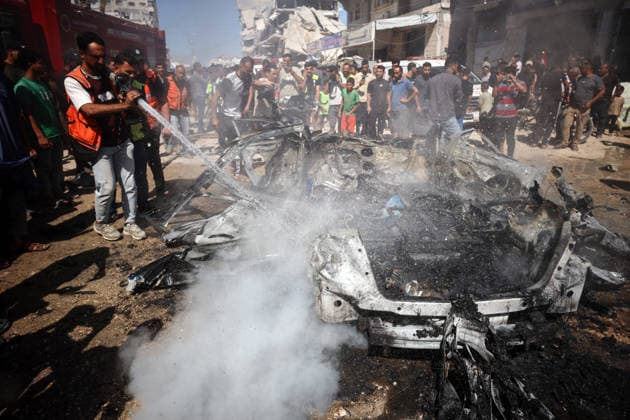 Israeli Airstrike In Gaza, Palestine Residents attempt to extinguish a fire following an Israeli airstrike that hit a vehicle in Gaza City, on August 31, 2026. Gaza Palestine  Copyright: xMajdixFathix originalFilename: fathi-notitle260831_npBHI.jpg