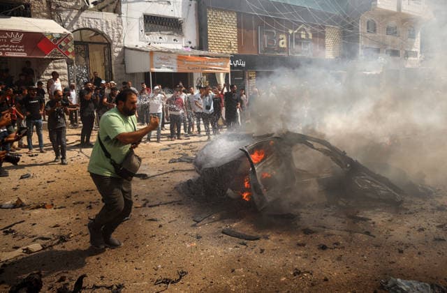 Israeli Airstrike In Gaza, Palestine Residents gather as fire is extinguished following an Israeli airstrike that hit a vehicle in Gaza City, on August 31, 2026. Gaza Palestine  Copyright: xMajdixFathix originalFilename: fathi-notitle260831_npvUk.jpg