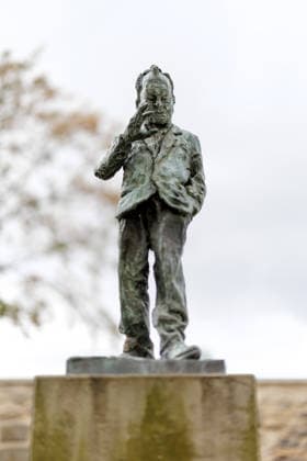 Willy Brandt-Bronzeskulptur - Die Bronzeskulptur *Willy Brandt - Die kleine Skulptur* von Rainer Fetting zeigt am 31.08.2026 den ehemaligen Bundeskanzler und SPD-Politiker Willy Brandt (1913 - 1992) im Innenhof des historischen Ledenhofs in Osnabrück (Niedersachsen, Deutschland). Die 1996 entstandene Skulptur wurde 2006 nach einer Ausstellung in der Kunsthalle Osnabrück durch Bürger- und Firmenspenden für die Stadt erworben und am heutigen Standort aufgestellt. *** Willy Brandt Bronze Sculpture The bronze sculpture *Willy Brandt The small sculpture* by Rainer Fetting depicts the former Federal Chancellor and SPD politician Willy Brandt (1913–1992) on August 31, 2026, in the courtyard of the historic Ledenhof in Osnabrück, Lower Saxony,