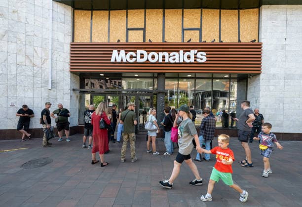 August 31, 2026, Kyiv, Ukraine: People wait outside of a McDonald s restaurant to reopen in Kyiv that s surrounded by buildings destroyed by Russian aerial attacks. The restuarant asks customers to leave immediately everytime there is an Air Raid alert. Kyiv Ukraine  - ZUMAh234 20260831_zsp_h234_009 Copyright: xMarkxEdwardxHarrisx