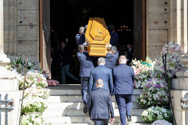 The casket of Nicolas Altmayer, Mathilde Favier’s partner, is carried into the Church of Saint Sulpice. Arrivals at Mathilde Favier’s funeral at the Church of Saint Sulpice in Paris, August 31, 2026 Dominique Jacovides Cyril Moreau Bestimage Arrivals at the funeral of Mathilde Favier at the Church of Saint Sulpice in Paris on August 31, 2026 Paris, France  Copyright: xJACOVIDES-MOREAUx xBESTIMAGExJACOVIDES-MOREAUx xBESTIMAGEx