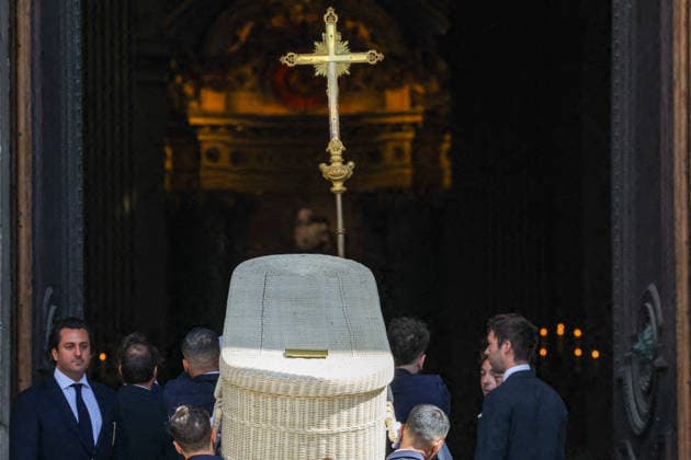 The wicker coffin of the deceased. Arrivals at the funeral of Mathilde Favier at the Church of Saint Sulpice in Paris, August 31, 2026 Dominique Jacovides Cyril Moreau Bestimage Arrivals at the funeral of Mathilde Favier at the Church of Saint Sulpice in Paris on August 31, 2026 Paris, France  Copyright: xJACOVIDES-MOREAUx xBESTIMAGExJACOVIDES-MOREAUx xBESTIMAGEx