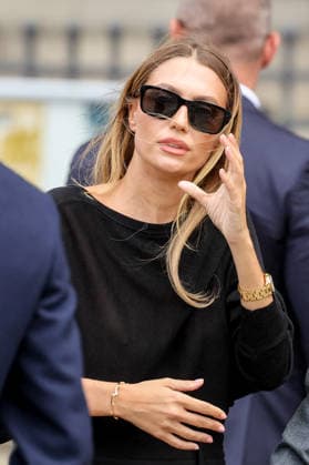 Héloïse Agostinelli, the daughter of the deceased, arrives at Mathilde Favier’s funeral at the Church of Saint Sulpice in Paris, August 31, 2026 Dominique Jacovides Cyril Moreau Bestimage Arrivals at the funeral of Mathilde Favier at the Church of Saint Sulpice in Paris on August 31, 2026 Paris, France  Copyright: xJACOVIDES-MOREAUx xBESTIMAGExJACOVIDES-MOREAUx xBESTIMAGEx