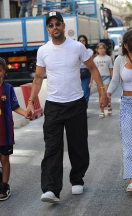 RECORD DATE NOT STATED IPA87977763 - Milan, photo by Mimmo Carriero—Cesc Fabregas, the Spanish coach of Como, is enjoying a relaxing afternoon with his wife, Daniella Semaan, and son, Leonardo  Copyright: xx xx 87977763