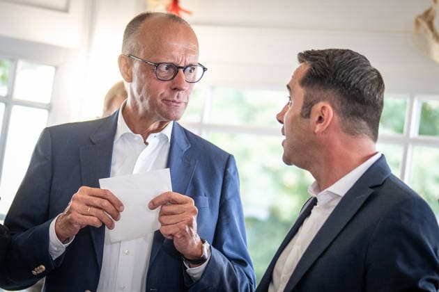 Fischbrötchen-Essen im Fischladen Fisch-Hus an der Strandpromenade - Bundeskanzler Friedrich Merz isst ein Fischbrötchen, mit Daniel Peters, CDU-Spitzenkandidat;Bundeskanzler mit CDU-Spitzenkandidat im Wahlkampf zur Landtagswahl Mecklenburg-Vorpommern 2026 in Kühlungsborn, Kühlungsborn Mecklenburg-Vorpommern Deutschland ORTSANGABE *** Eating a fish sandwich at the Fisch Hus fish shop on the beach promenade; Federal Chancellor Friedrich Merz eats a fish sandwich with Daniel Peters, the CDU’s top candidate for Federal Chancellor, during the campaign for the 2026 Mecklenburg-Western Pomerania state election in Kühlungsborn, Kühlungsborn, Mecklenburg-Western Pomerania, Germany LOCATION