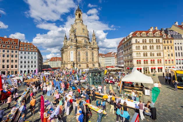 Dresden isst bunt Auf dem Dresdner Neumarkt vor der Frauenkirche wurde aufgetischt: Das Gastmahl Dresden is(s)t bunt fand zum zehnten Mal statt. Dazu waren Menschen eingeladen, einen Nachmittag voller Begegnungen, Gespräche, kulinarischer Vielfalt und Gastfreundschaft zu erleben und mitzugestalten. Die Veranstaltung, die von der Cellex-Stiftung und CSD Dresden e. V. organisiert und von zahlreichen Einrichtungen und Initiativen gestaltet wurde, brachte Menschen mit den unterschiedlichsten Hintergründen zusammen und schaffte einen Raum, um verschiedene Kulturen kennenzulernen, Verständnis zu stärken, Gemeinschaft zu erleben und die Vielfalt der Stadt zu zeigen. Dresden Sachsen Deutschland *** Dresden Eats Colorful: A feast was served on