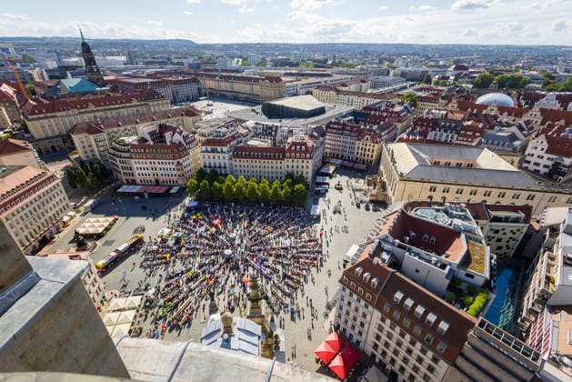 Dresden isst bunt Auf dem Dresdner Neumarkt vor der Frauenkirche wurde aufgetischt: Das Gastmahl Dresden is(s)t bunt fand zum zehnten Mal statt. Dazu waren Menschen eingeladen, einen Nachmittag voller Begegnungen, Gespräche, kulinarischer Vielfalt und Gastfreundschaft zu erleben und mitzugestalten. Die Veranstaltung, die von der Cellex-Stiftung und CSD Dresden e. V. organisiert und von zahlreichen Einrichtungen und Initiativen gestaltet wurde, brachte Menschen mit den unterschiedlichsten Hintergründen zusammen und schaffte einen Raum, um verschiedene Kulturen kennenzulernen, Verständnis zu stärken, Gemeinschaft zu erleben und die Vielfalt der Stadt zu zeigen. Dresden Sachsen Deutschland *** Dresden Eats Colorful: A feast was served on