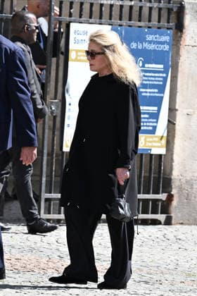 Catherine Deneuve Arrives at Mathilde Favier s funeral at the Church of Saint Sulpice in Paris on August 31, 2026 Arrivals at the funeral of Mathilde Favier at the Church of Saint Sulpice in Paris, France  Copyright: xAgencex xBestimagexAgencex xBestimagex