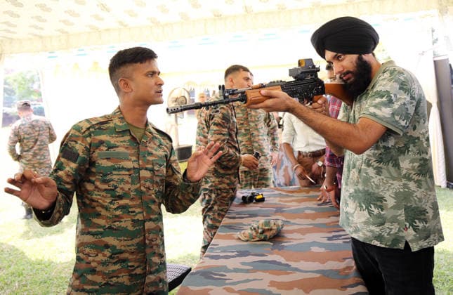 Indian Army organises a weapons exhibition at the Khalsa college in Amritsar Amritsar, Aug 31 (ANI): A student gets acquainted with a gun used by the Indian army during a weapons exhibition organized by the Indian Army at the Khalsa college , in Amritsar on Monday. Amritsar Punjab India Copyright: xANIx ANI_20260831164