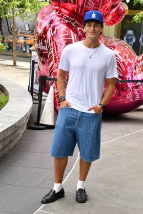NEW YORK, NY - AUGUST 31: Jonah Marais pictured as GRAMMY-winning artist Seal visits Brendan Murphy™s 12-ft LOVE MATTERS¦Everywhere: The Loehr Bear, which was dedicated to The Person First, a nonprofit focused on youth mental health, resilience and helping young people develop the tools to thrive. Copyright: xx