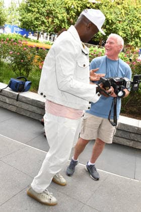NEW YORK, NY - AUGUST 31 GRAMMY-winning artist Seal visits Brendan Murphy™s 12-ft LOVE MATTERS¦Everywhere: The Loehr Bear, which was dedicated to The Person First, a nonprofit focused on youth mental health, resilience and helping young people develop the tools to thrive. On August 31, 2026 in New York City. Copyright: xx