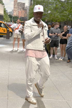 NEW YORK, NY - AUGUST 31 GRAMMY-winning artist Seal visits Brendan Murphy™s 12-ft LOVE MATTERS¦Everywhere: The Loehr Bear, which was dedicated to The Person First, a nonprofit focused on youth mental health, resilience and helping young people develop the tools to thrive. On August 31, 2026 in New York City. Copyright: xx