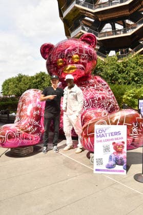 NEW YORK, NY - AUGUST 31 GRAMMY-winning artist Seal visits Brendan Murphy™s 12-ft LOVE MATTERS¦Everywhere: The Loehr Bear, which was dedicated to The Person First, a nonprofit focused on youth mental health, resilience and helping young people develop the tools to thrive. On August 31, 2026 in New York City. Copyright: xx
