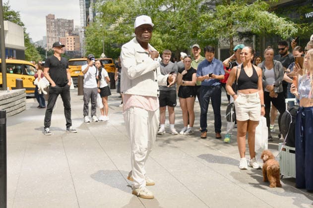 NEW YORK, NY - AUGUST 31 GRAMMY-winning artist Seal visits Brendan Murphy™s 12-ft LOVE MATTERS¦Everywhere: The Loehr Bear, which was dedicated to The Person First, a nonprofit focused on youth mental health, resilience and helping young people develop the tools to thrive. On August 31, 2026 in New York City. Copyright: xx