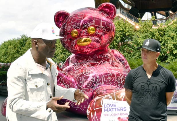 NEW YORK, NY - AUGUST 31 GRAMMY-winning artist Seal visits Brendan Murphy™s 12-ft LOVE MATTERS¦Everywhere: The Loehr Bear, which was dedicated to The Person First, a nonprofit focused on youth mental health, resilience and helping young people develop the tools to thrive. On August 31, 2026 in New York City. Copyright: xx