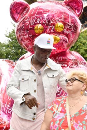 NEW YORK, NY - AUGUST 31 GRAMMY-winning artist Seal visits Brendan Murphy™s 12-ft LOVE MATTERS¦Everywhere: The Loehr Bear, which was dedicated to The Person First, a nonprofit focused on youth mental health, resilience and helping young people develop the tools to thrive. On August 31, 2026 in New York City. Copyright: xx
