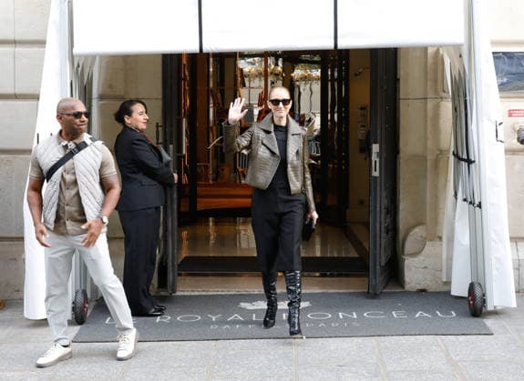 Céline Dion Céline Dion cheered by her fans as she left the Royal Monceau luxury hotel in Paris Céline Dion is making her grand return to the stage in Paris with a series of exceptional concerts at the Paris La Défense Arena from September 12 to October 17, 2026 Sixteen exclusive dates in September and October 2026, as well as ten dates in May 2027, promising a show that is already shaping up to be historic Paris, August 31, 2026 Marc Ausset Lacroix Bestimage Céline Dion is acclaimed by fans as she leaves the Royal Monceau luxury hotel in Paris Céline Dion is making her big return to the stage in Paris with a series of extraordinary concerts at the Paris La Défense Arena from September 12 to October 17, 2026. Sixteen exclusive dates in Sep  Copyright: xMarcxAussetxLacroixx xBestimagexMarcxAussetxLacroixx xBestimagex