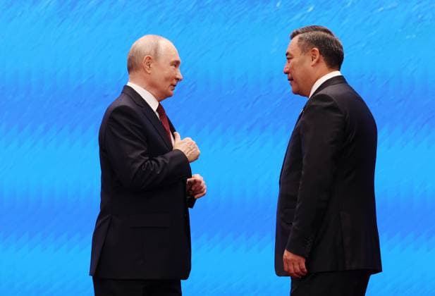 Kyrgyzstan SCO Summit 9232184 01.09.2026 Russian President Vladimir Putin is welcomed by Kyrgyz President Sadyr Japarov before a session of the Shanghai Cooperation Organization (SCO) summit in Bishkek, Kyrgyzstan. Vyacheslav Prokofiev Sputnik Bishkek Kyrgyzstan  Copyright: xVyacheslavxProkofievx