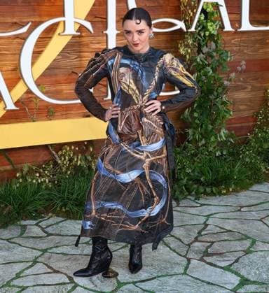 Practical Magical 2 Premiere in Los Angeles Practical Magical 2 Premiere at Directors Village Theater in Westwood, California on 8 31 26. 31 Aug 2026 Pictured: Maisie Williams.  Copyright: xThexMegaxAgencyxRiverx xMEGAx