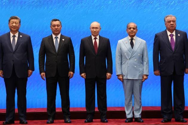 Kyrgyzstan SCO Summit 9232193 01.09.2026 From left, Chinese President Xi Jinping, Kyrgyz President Sadyr Japarov, Russian President Vladimir Putin, Pakistani Prime Minister Shehbaz Sharif and Tajik President Emomali Rahmon pose for a family photo before a session of the Shanghai Cooperation Organization (SCO) summit in Bishkek, Kyrgyzstan. Vyacheslav Prokofiev Sputnik Bishkek Kyrgyzstan  Copyright: xVyacheslavxProkofievx