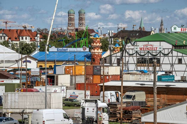 Baustelle Oktoberfest, überall wird noch fleißig gearbeitet, denn das Oktoberfest 2026 startet bereits in knapp drei Wochen am 19. September, Theresienwiese, München, 31. August 2026 Deutschland, München, 31. August 2026, Baustelle Oktoberfest, überall wird noch fleißig gearbeitet, denn das Oktoberfest 2026 startet bereits in knapp drei Wochen am 19. September, am Horizont die Frauenkirche, Theresienwiese, Wiesn, schönes Wetter am Montagnachmittag, Spätsommer, Bayern, bayerisch, *** Oktoberfest Construction Site: Work is still in full swing everywhere, because the 2026 Oktoberfest kicks off in just under three weeks on September 19 at Theresienwiese, Munich, August 31, 2026 Germany, Munich, August 31, 2026, Oktoberfest construction
