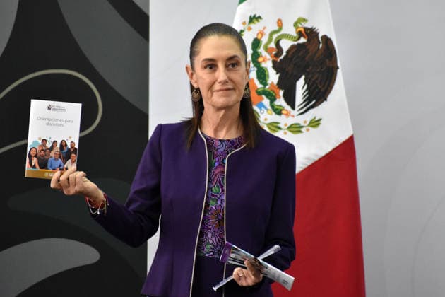 News - Mexico™s President Claudia Sheinbaum Holds Press Conference to Mark First Day of Classes Mexican President Claudia Sheinbaum Pardo shows an educational booklet titled "The ABCs of Emotions" during a press conference on the first day of the 2026-2027 school year, held at the Technical Secondary School No. 10 "Artes Graficas" on August 31, 2026 in Mexico City, Mexico. Copyright: xLuisxBarronx xEyepixxGroup Eyepixx xLiveMediax LPN_2632854