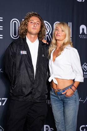 Joalukas Noah and his mother, Isabelle Camus, at the premiere of the film *The Opera* at the Folies Bergère in Paris on August 31, 2026. Pierre Perusseau, Bestimage. Premiere of the film *The Opera* at the Folies Bergère in Paris on August 31, 2026. Paris, France  Copyright: xPierrexPerusseaux xBestimagexPierrexPerusseaux xBestimagex