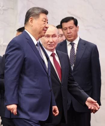 Kyrgyzstan SCO Summit 9232424 01.09.2026 Chinese President Xi Jinping and Russian President Vladimir Putin arrive to attend a family photo opportunity before a meeting in the Shanghai Cooperation Organization (SCO) Plus format in Bishkek, Kyrgyzstan. Petr Kovalev Sputnik Bishkek Kyrgyzstan  Copyright: xPetrxKovalevx